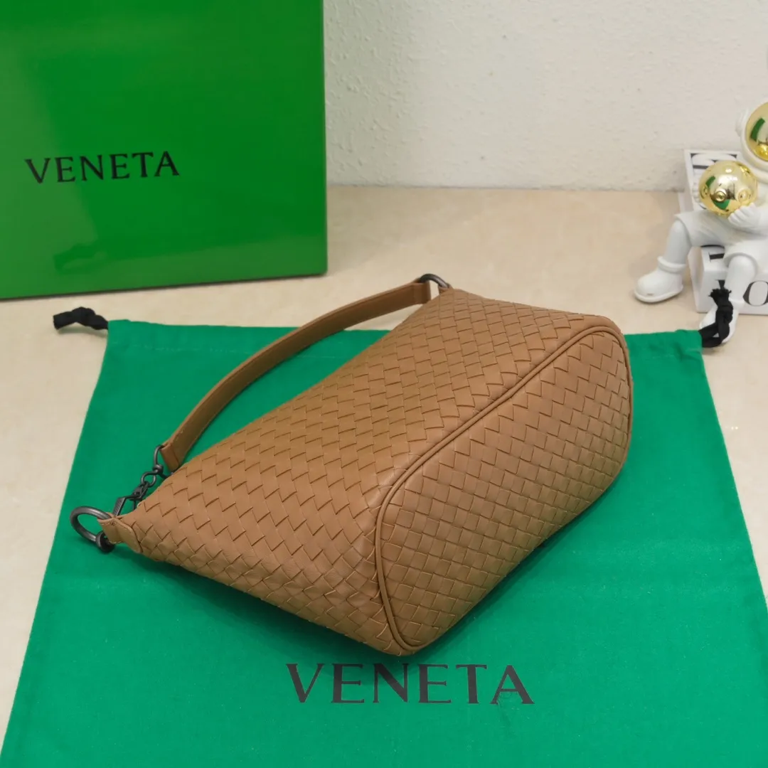 Batch 1260 BV classic women's hand-held shoulder crossbody bag, made of imported sheepskin purely hand-woven, lined with pigskin, equipped with original matte hardware, with long shoulder straps that can be adjusted in length, impeccable workmanship, top-notch craftsmanship, focusing on high-end quality, the first choice for product identification, real-life pictures 👉🏻The color is great👍 Size: 28*18*14 Model: 9843